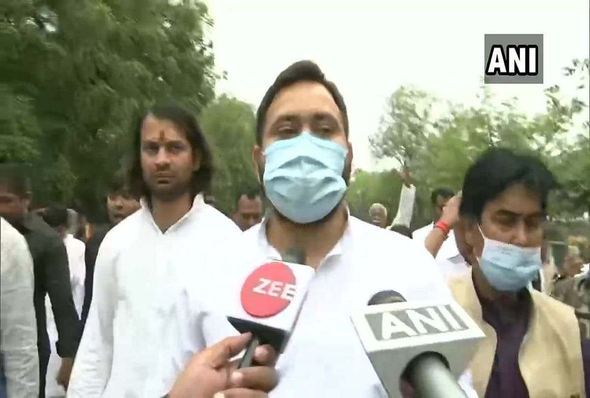 RJD leader Tejashwi Yadav with party MLAs march towards Raj Bhavan after walking out of Bihar Assembly
