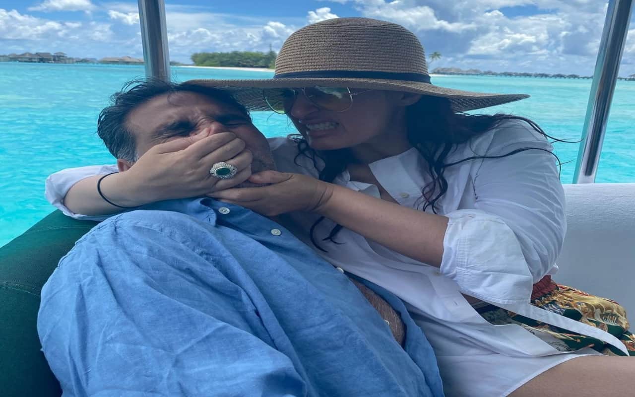 twinkle Khanna shared photo with husband akshay kumar on instagram revealed how to fewer divorce