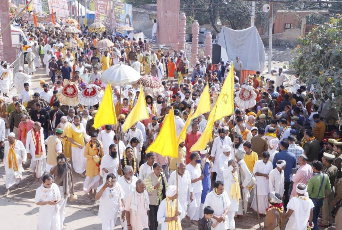kumbh mela 2021: holi colors spread in Shahi Peshwai of saints