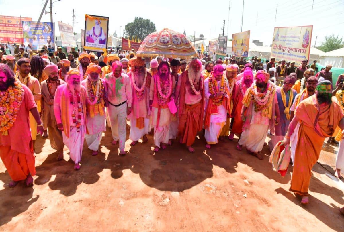 kumbh mela 2021: holi colors spread in Shahi Peshwai of saints