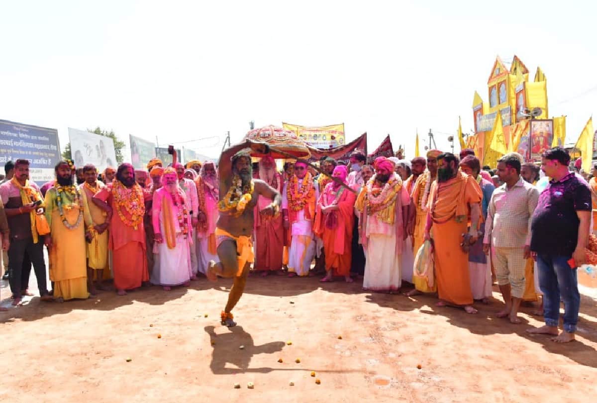 kumbh mela 2021: holi colors spread in Shahi Peshwai of saints