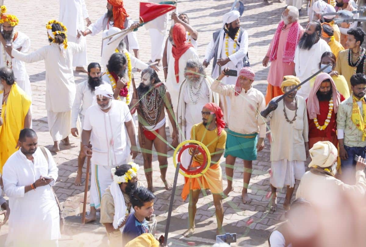 kumbh mela 2021: holi colors spread in Shahi Peshwai of saints