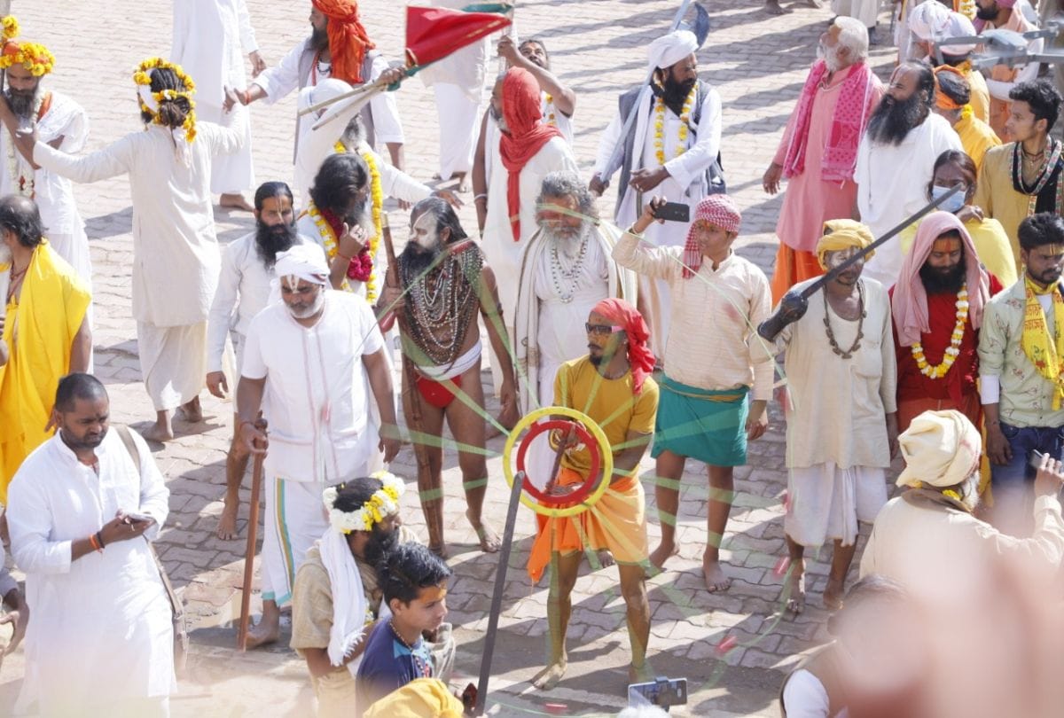kumbh mela 2021: holi colors spread in Shahi Peshwai of saints