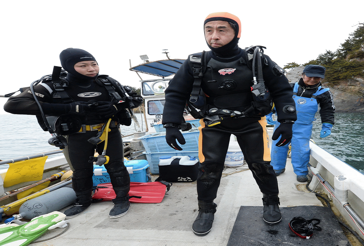 japanese man looking for his wife into the sea lost in tsunami ten years ago