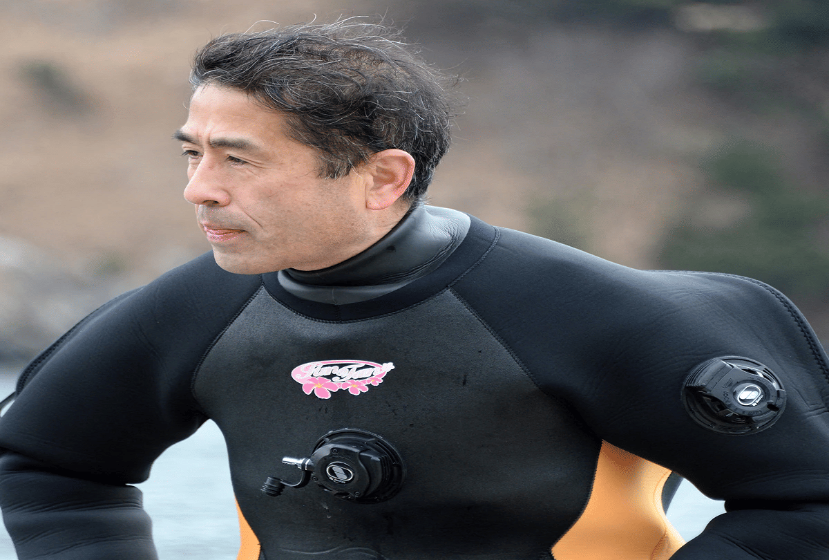 japanese man looking for his wife into the sea lost in tsunami ten years ago