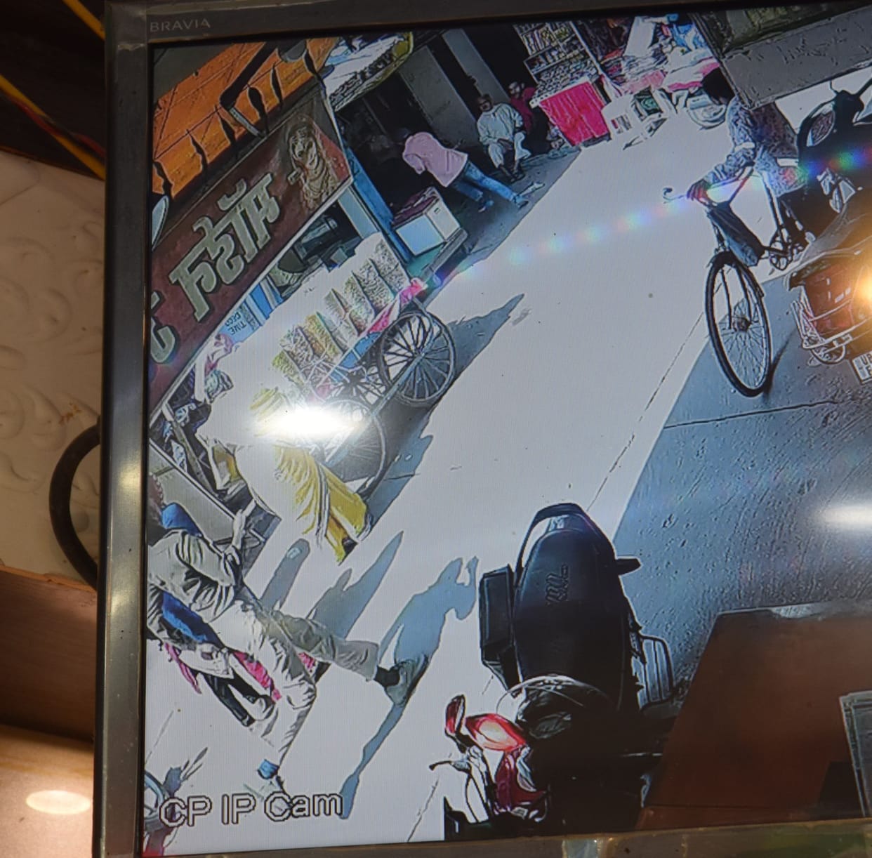 The rogue ran away from Saraf's shop with three gold chains