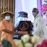 सोनभद्र के कार्यक्रम में सीएम योगी को किया गया सम्मानित