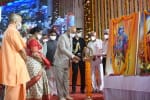 सेवा समर्पण संस्थान सेवाकुंज आश्रम कारीडांड चपकी में कार्यक्रम में दीप प्रज्जवलित करते राष्ट्?