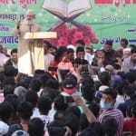 वसीम रिजवी के विरोध में बड़े इमामबाड़े के सामने पहुंचे लोग