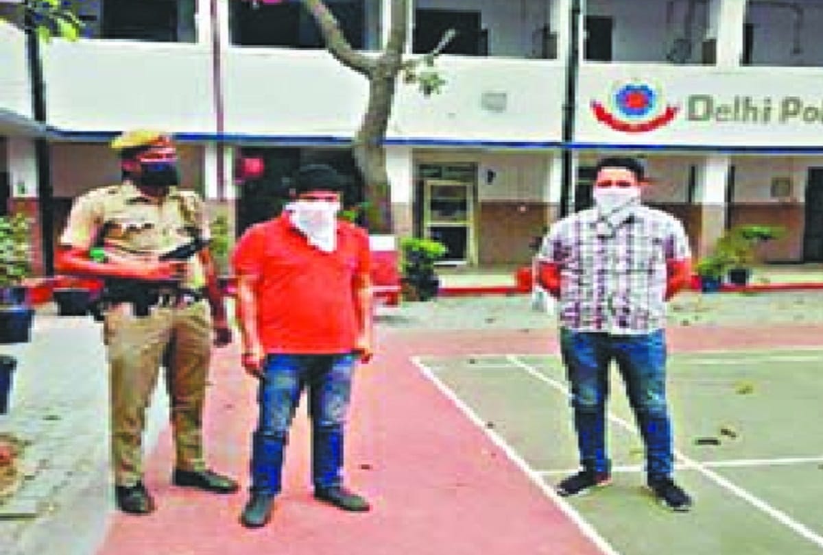moti nagar mla shivcharan goyal the thug snatching out the voice of the mla cought