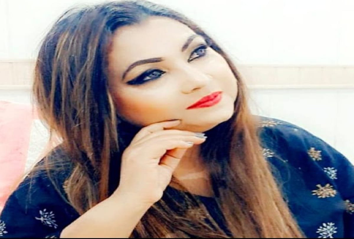 famous shayara Rihana Shaheen keep award on Wasim Rizvi said who hit 11 shoe will get one lakh 