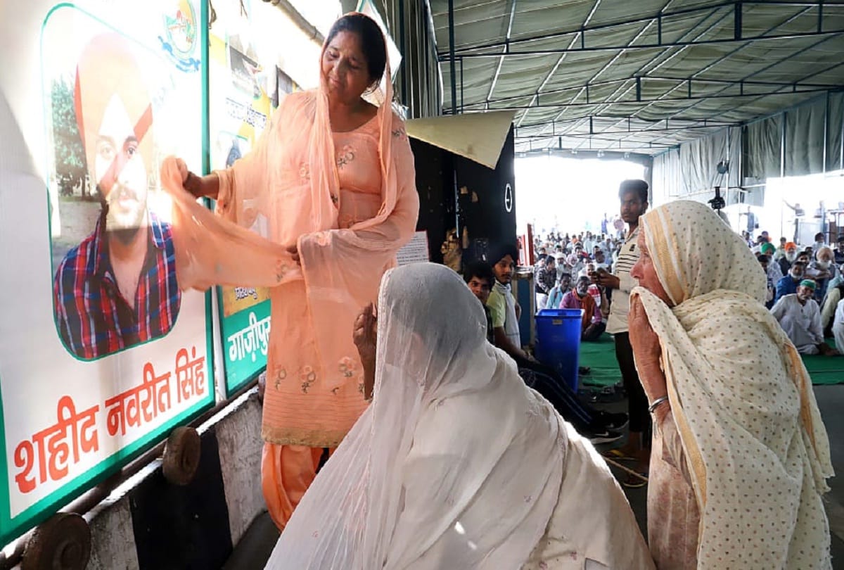 late Navreet Familiy get emotional after seeing photo taken at protest site Ghazipur Border gave their support to farmers