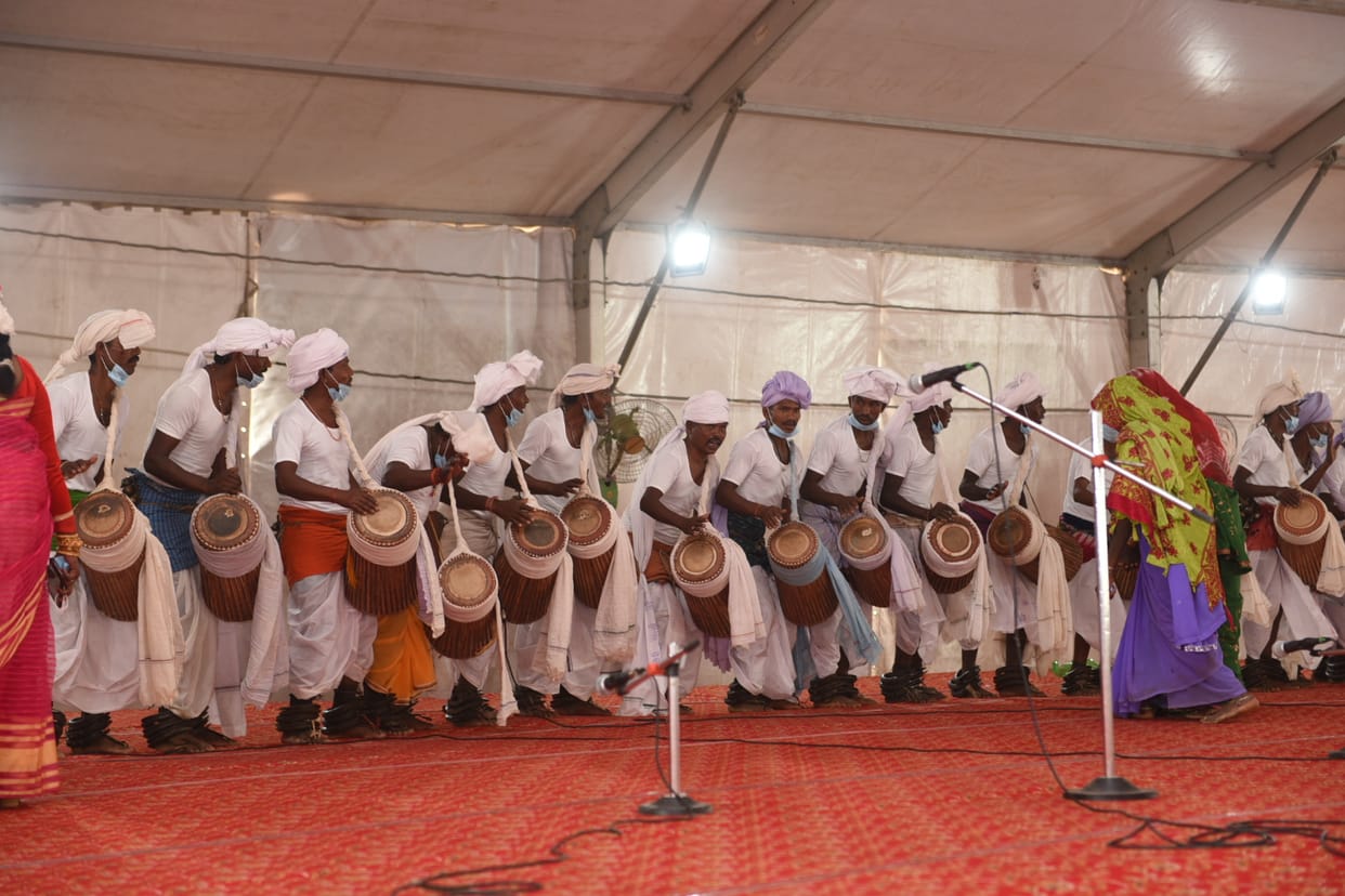 Tribal dance Karma-Saila and Domkach receive a grand welcome from the President