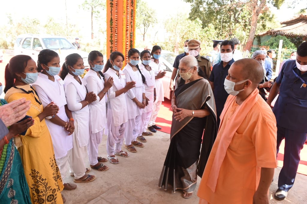Chief Minister met girl students in Sonbhadra, gave confidence in problem solution