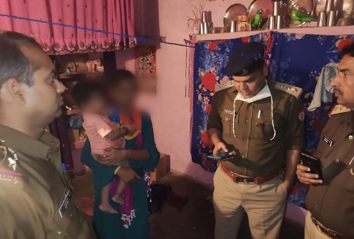 Agra Suicide Case Funeral of Husband Wife And Daughter In Agra