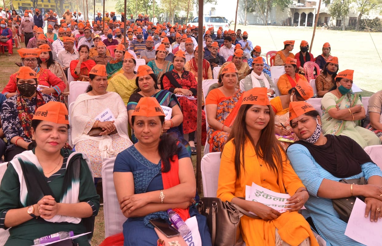 Employee teachers thundered for demand for restoration of old pension