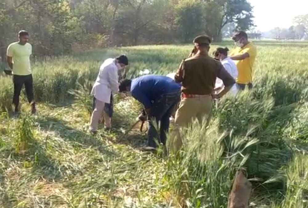 A dead body found in a field in Raebareli.