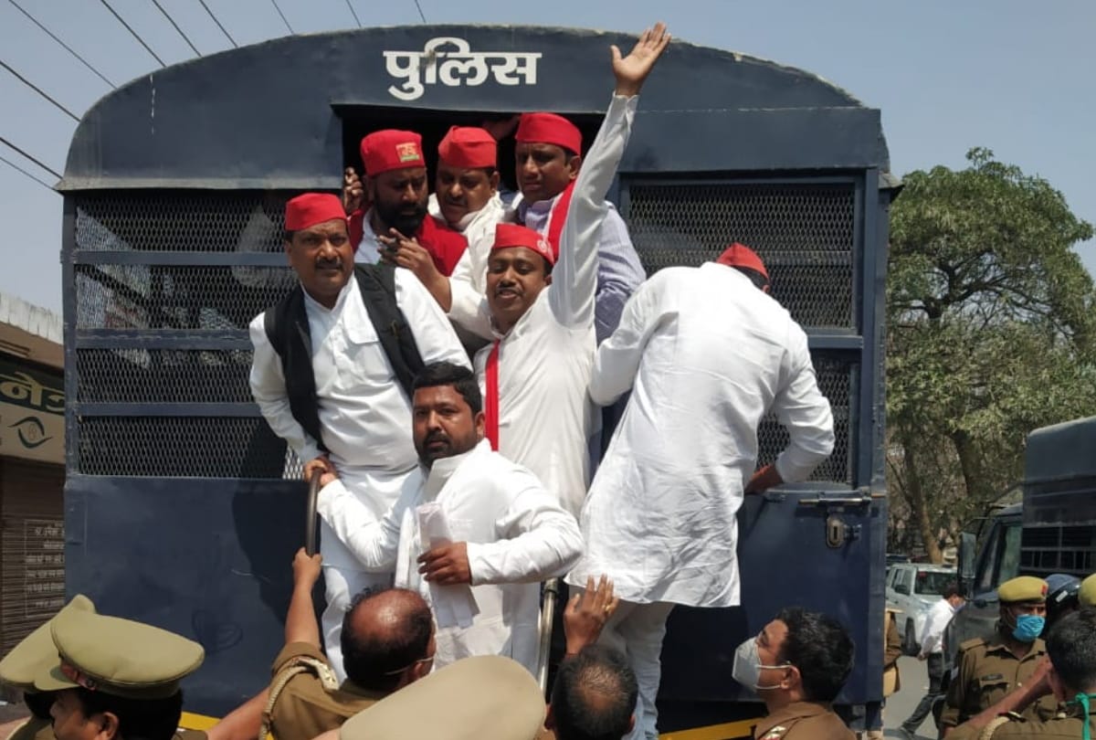 SP Workers protest after case filed against former CM Akhilesh Yadav