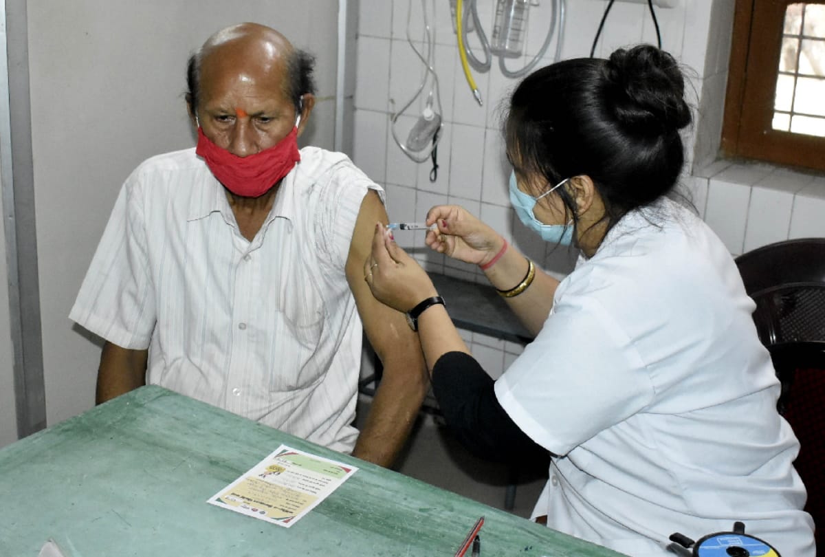 45 years old man get vaccine from today in Basti