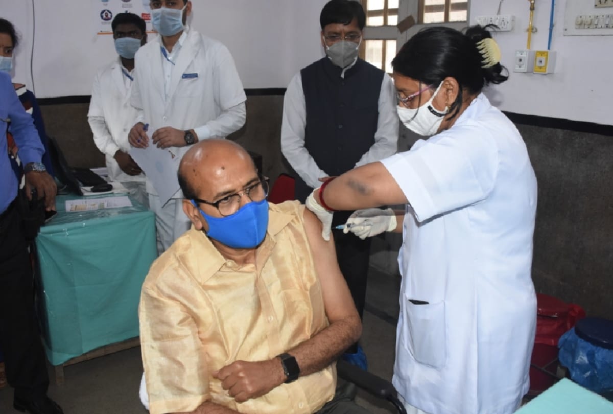 45 years old man get vaccine from today in Basti