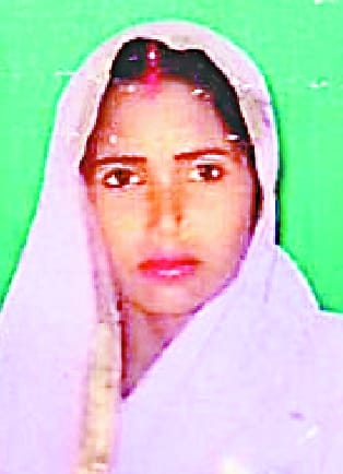 Wife's neck slit in front of daughter's murder