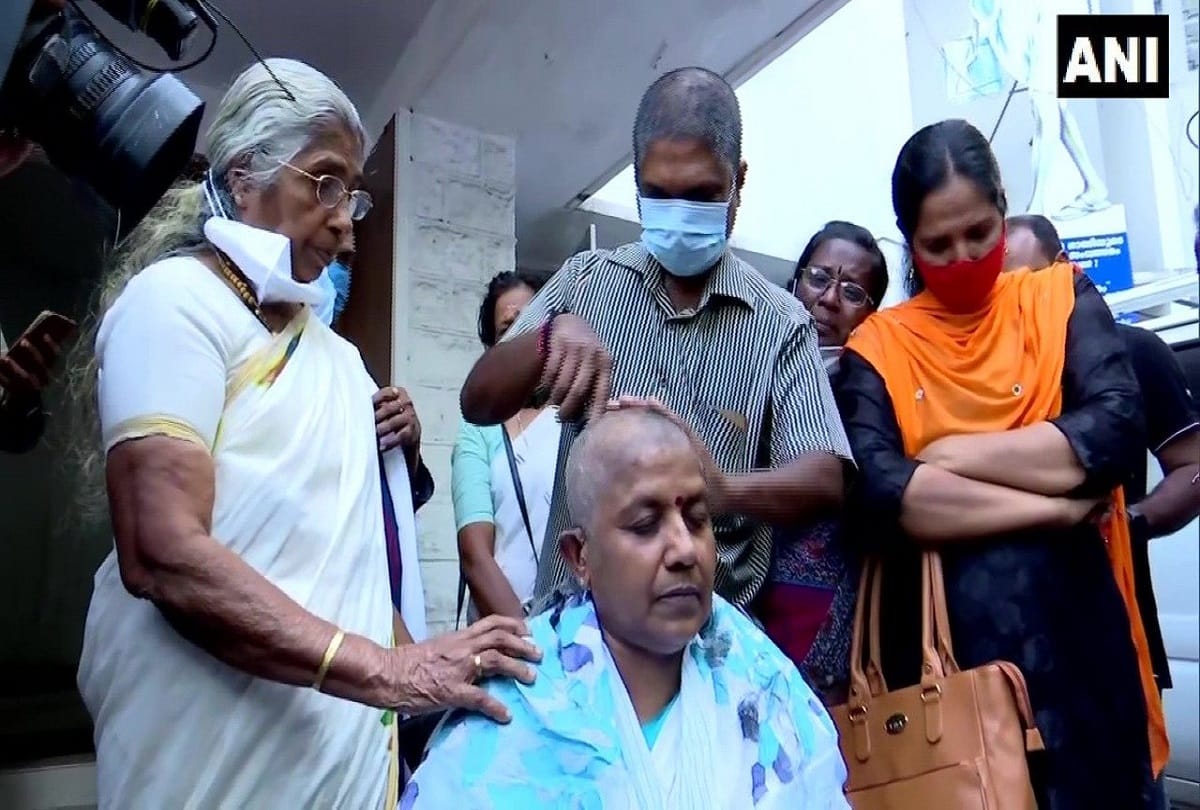 Kerala Mahila Congress chief Lathika Subhash head tonsured in front of the party office and resign from post