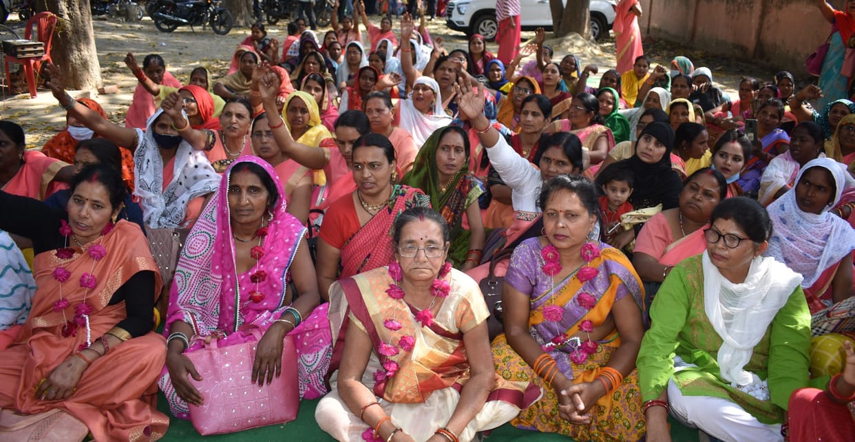 worker,angan badi,fathepur news,asked pension,benifit of gratuity