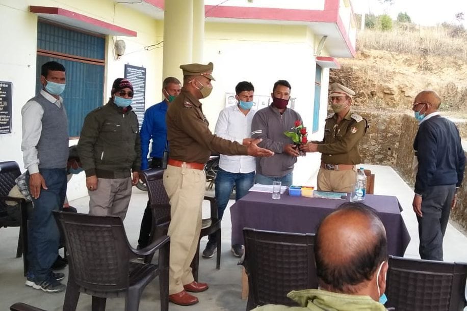 Give information about suspects and strangers to the police: CO