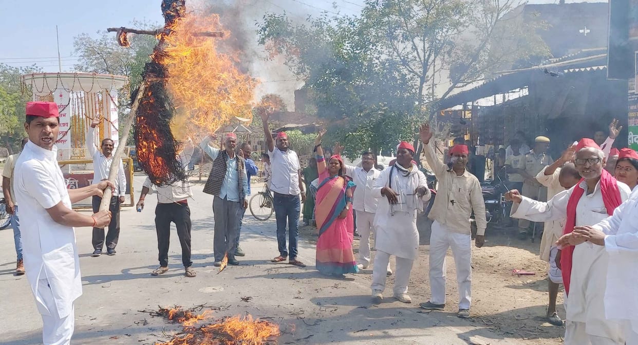 Nozzle in SPI and police, CM's effigy burnt