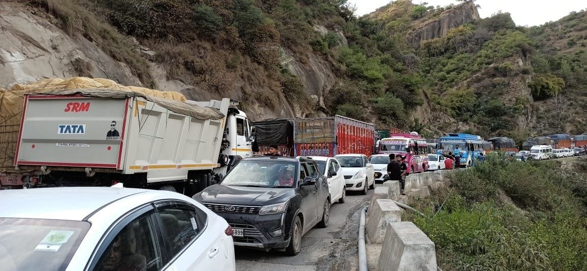 Youth dies due to overturning of tractor, family protests vigorously after closing the highway