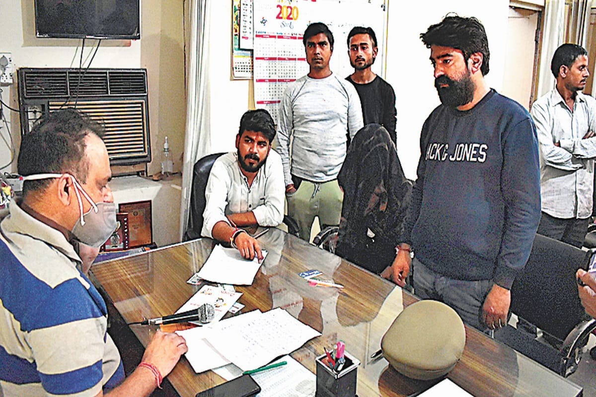 maulavee ne mahila se kee chhedachhaad., logon ne peetakar pulis ko saumpa