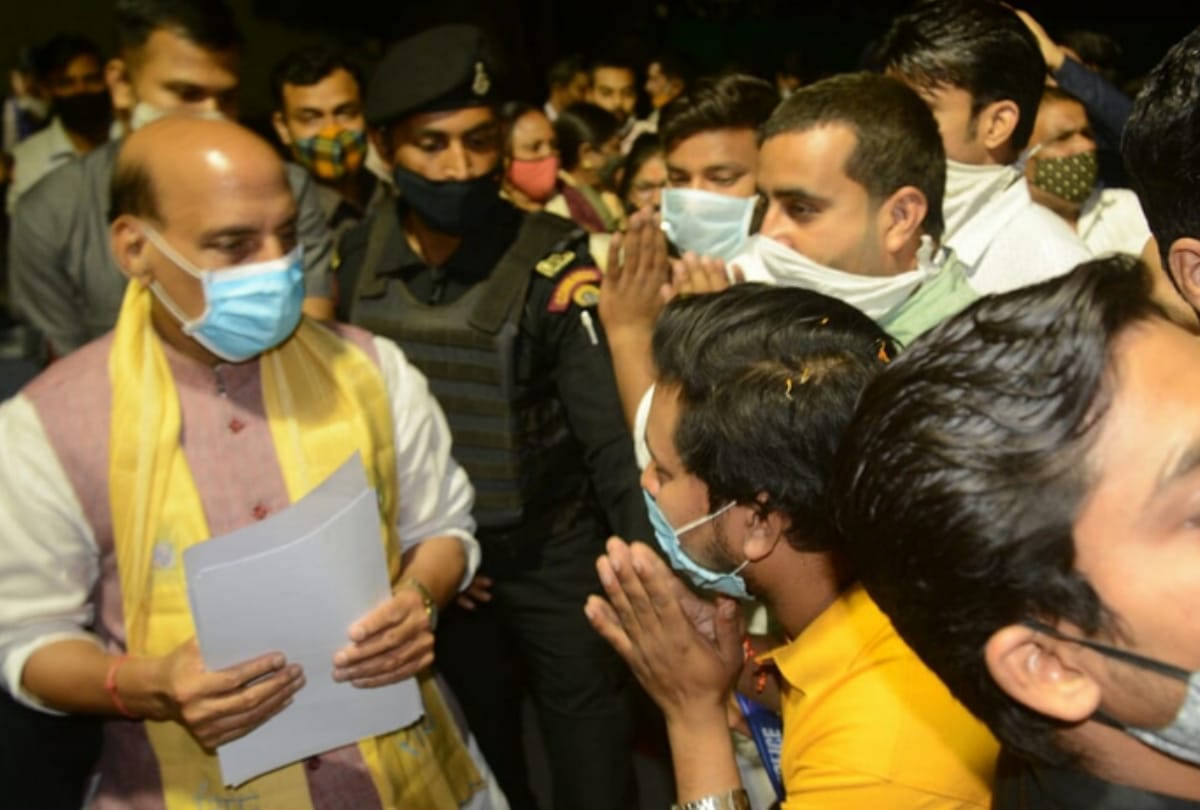 Defense Minister Rajnath Singh, who reached Lucknow late night, will meet people, participate in the meeting