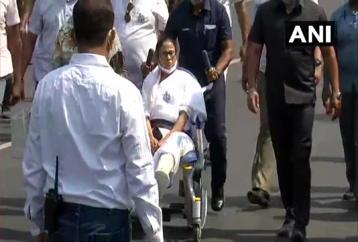 व्हील चेयर से रोड शो