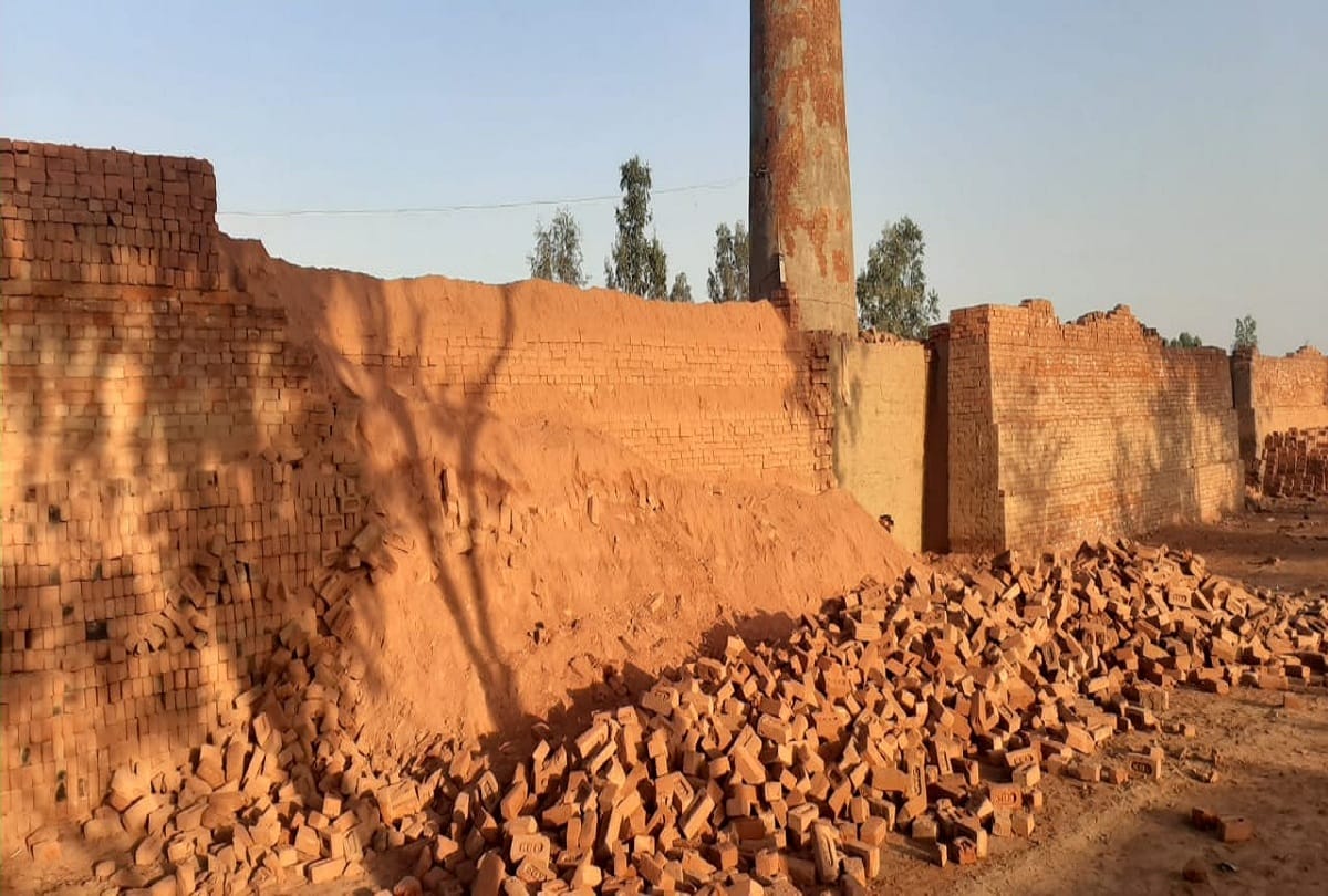 The wall fell while filling brick in tractor trolley on Brick kiln at panipat