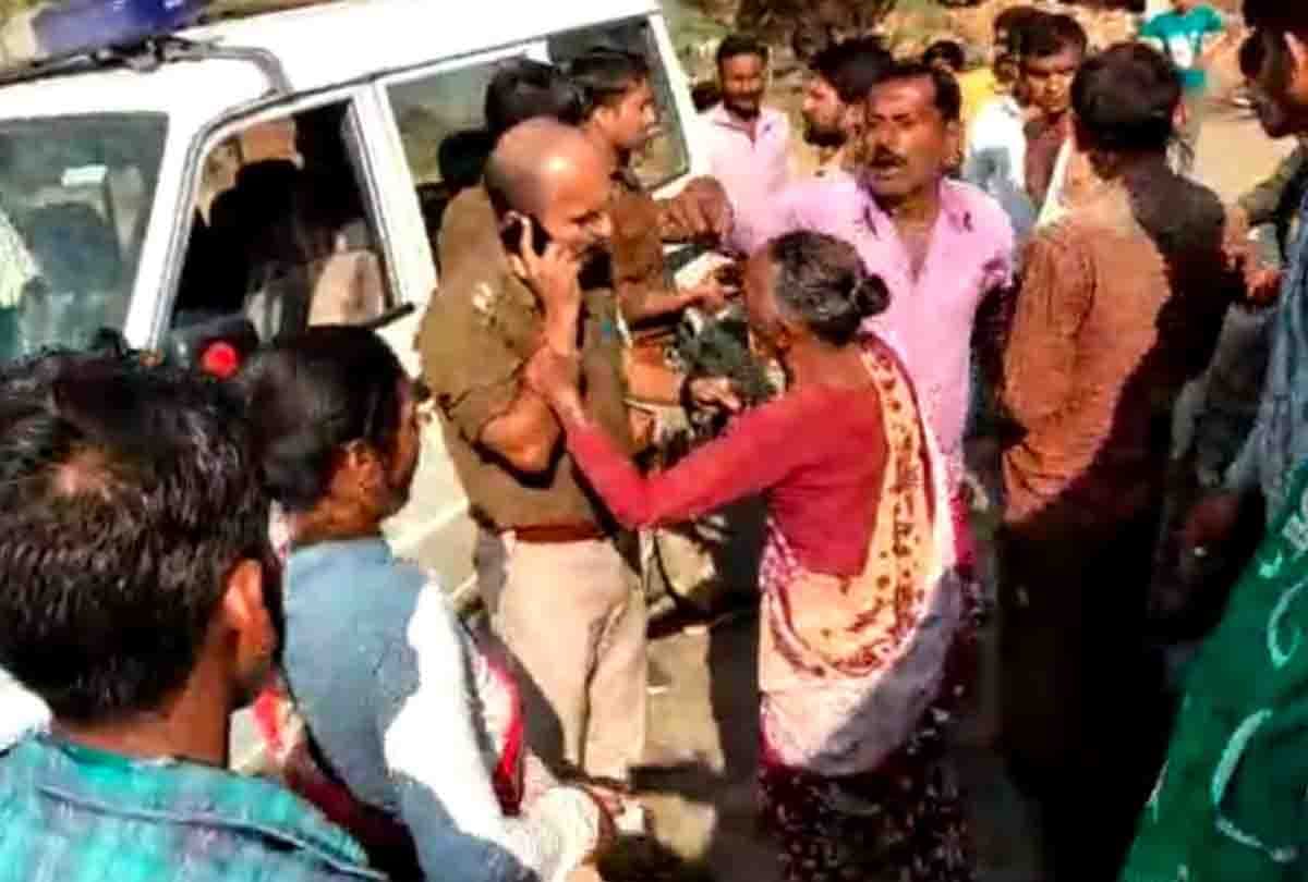 Jalaun: attacked on Police  for stopping selling illicit liquor, report filed against 25, four women also named