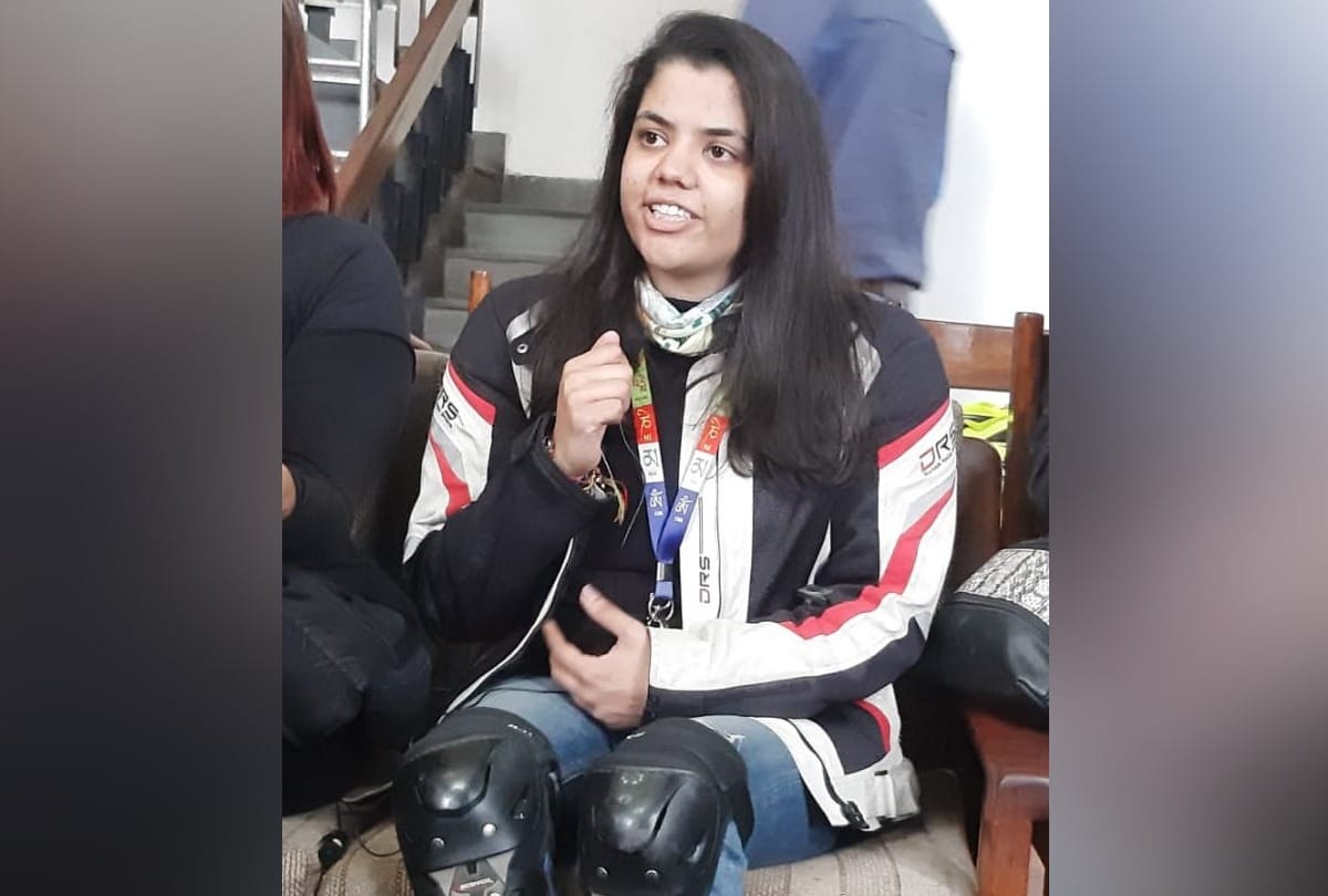 Himachal News: Biker Riya youngest woman to cross Khardung La pass on Bike