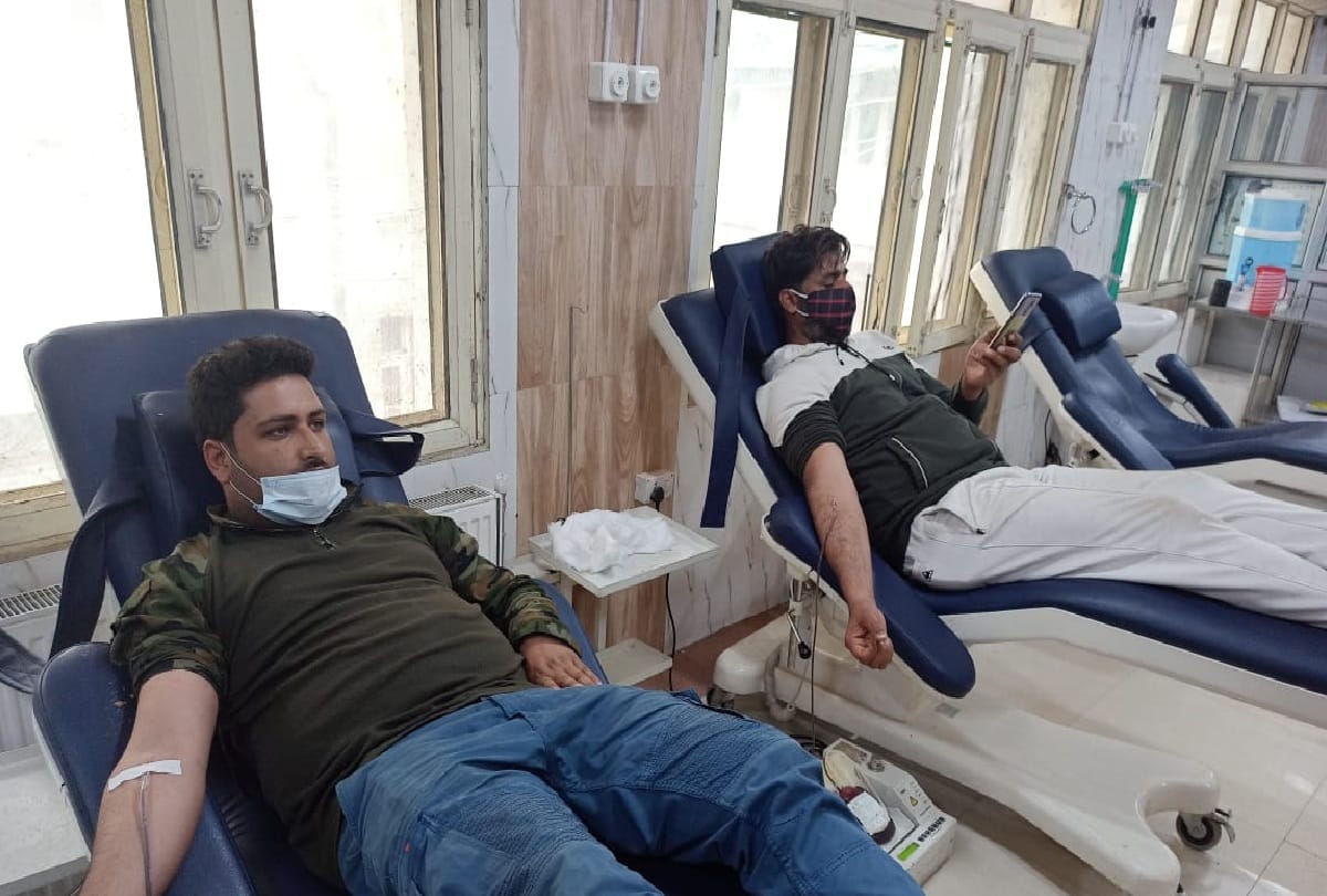 police personnel of Parihaspora pattan area Baramulla donate blood to help needy patient at SMHS hospital in Srinagar