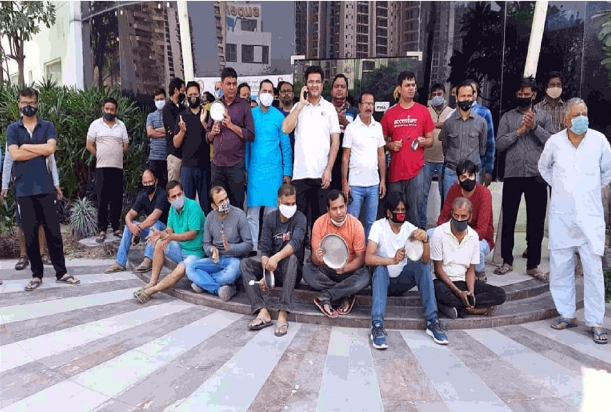 Buyers protest against Builder Upset over not having registry in Greater Noida west