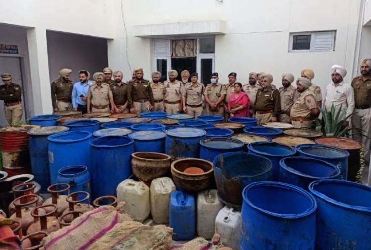 Police busted Illegal liquor factory in  Amritsar of Punjab