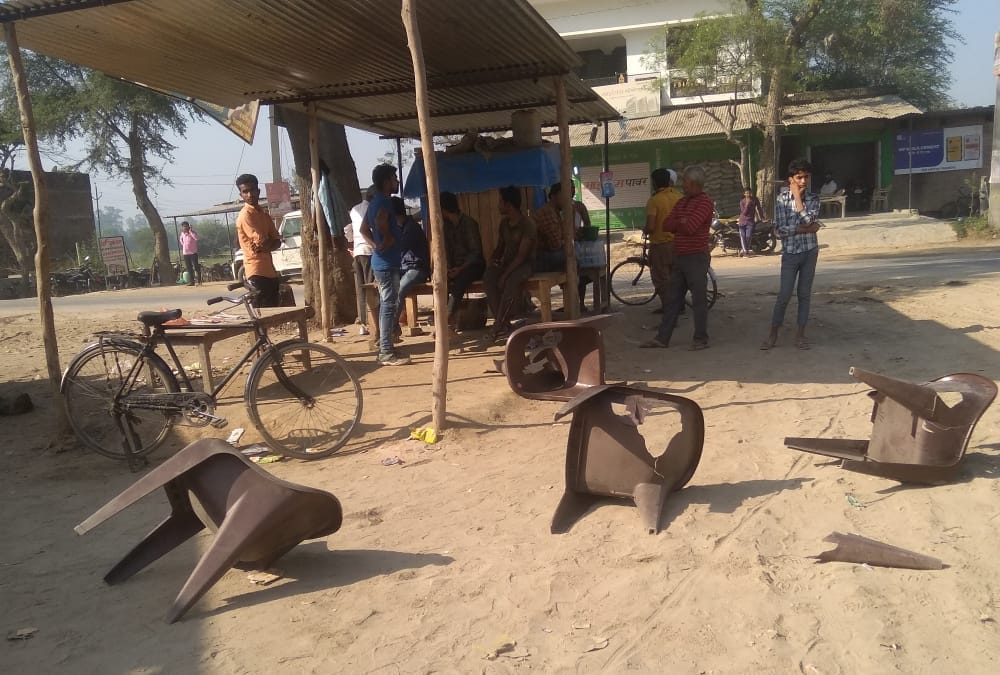 Police lathicharge to clear the road in Dalmau Kotwali in Raebareli.