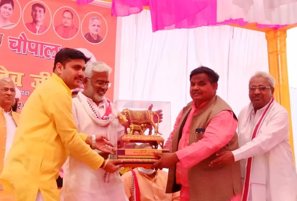 BJP state President Swatantra Dev Singh had food in booth president home in Sitapur.