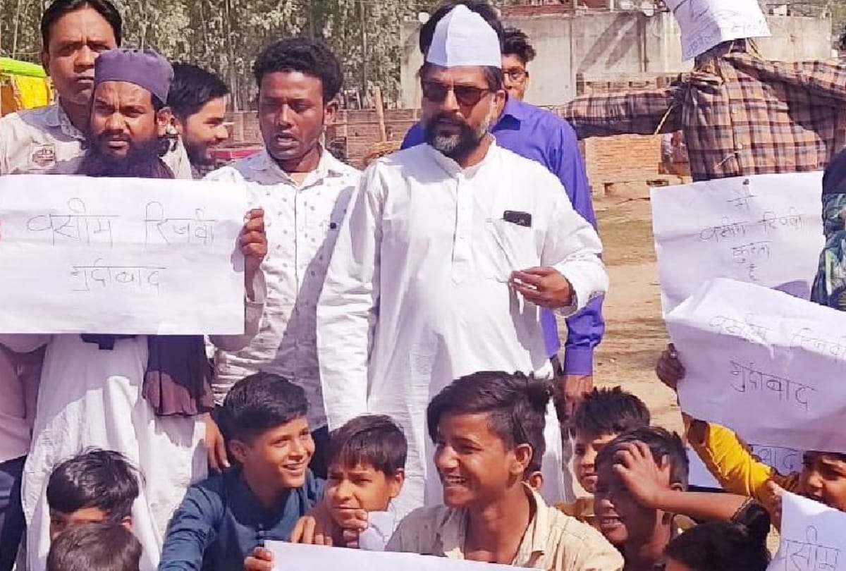 Angry people burnt effigy of Wasim Rizvi by commenting on Quran