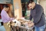 फोटो-40- मिठाई की दुकान से समोसे का सैंपल सील करते खाद्य सुरक्षा अधिकारी अजीत सिंह। संवाद