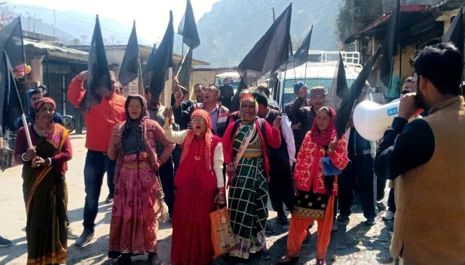 agitators reached the market to show the MLA the black flag
