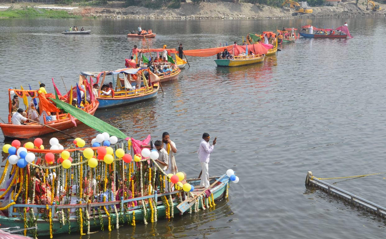 Mathura: Thakur Chain Bihari's devotees were delighted to see Chunri Manorath in Yamuna