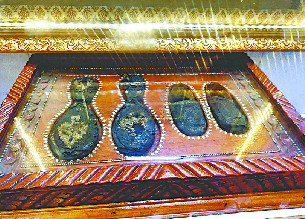 Guru Maharaj 400th Prakashparva: Guru Tegh Bahadur Chola Kurta and Charan Paduka saved in Kashi