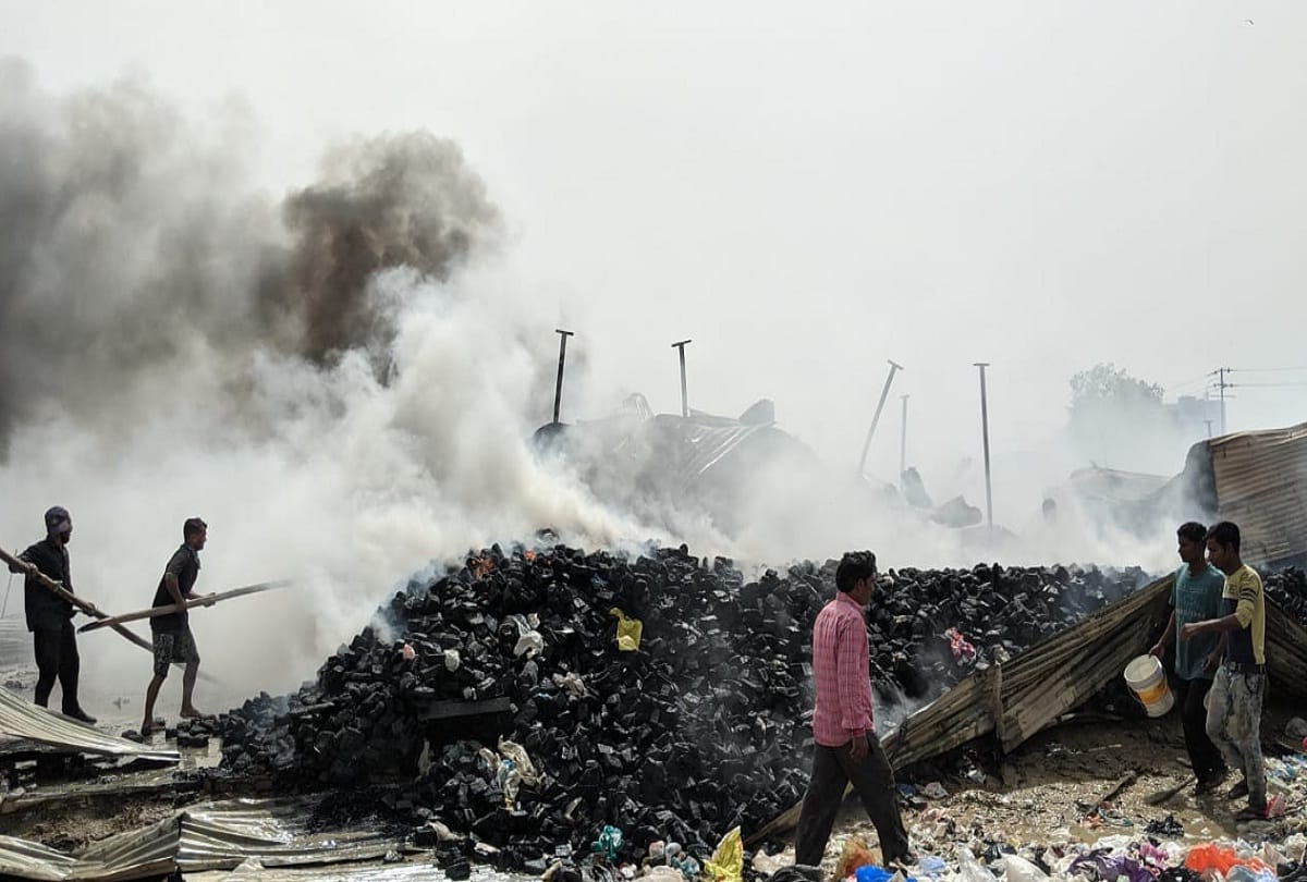 fire breaks out in slum area indirapuram 40 slums burn fire brigade on spot 