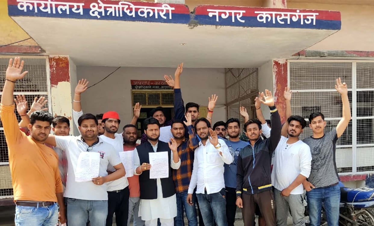 a man abusing to akhilesh yadav on social media platform