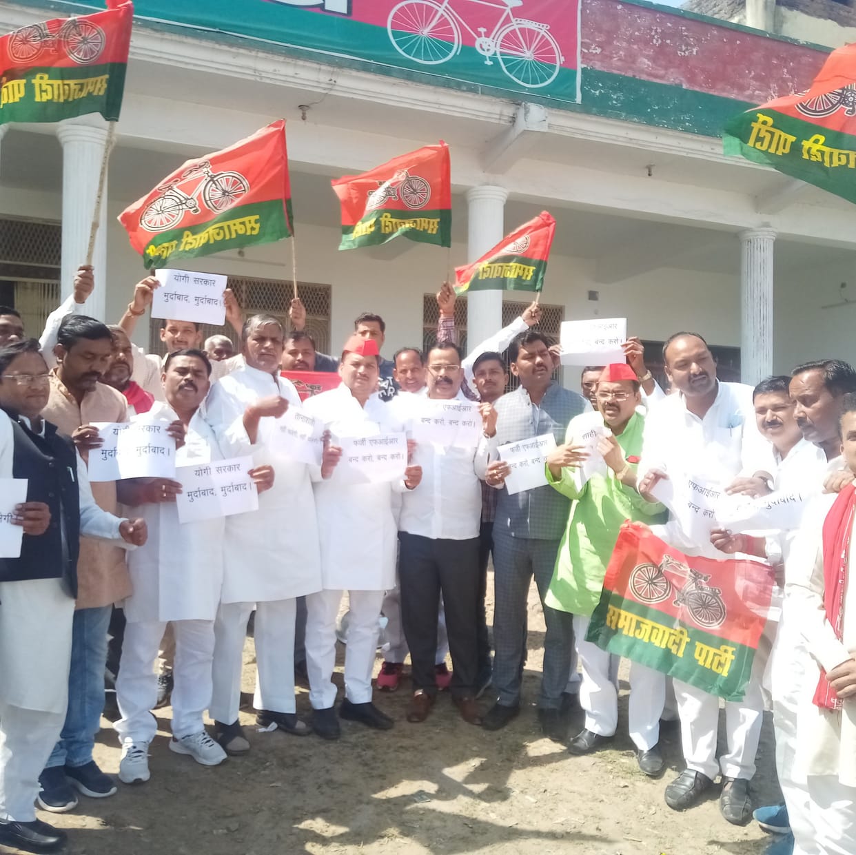 SP activists protest against FIR against Akhilesh Yadav