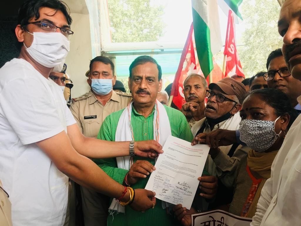 Farmers-trade union members staged a sit-in at the railway station